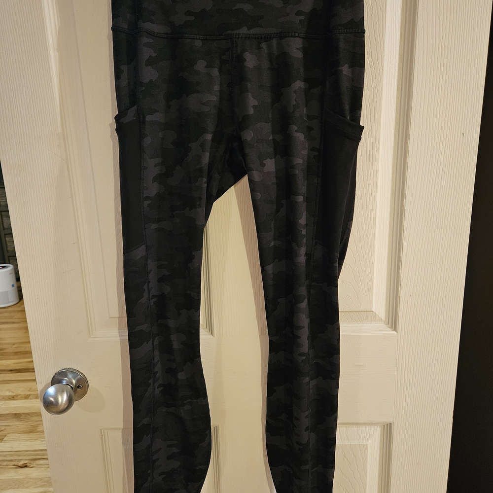 NWT Fabletics Powerhold Black Camo Leggings